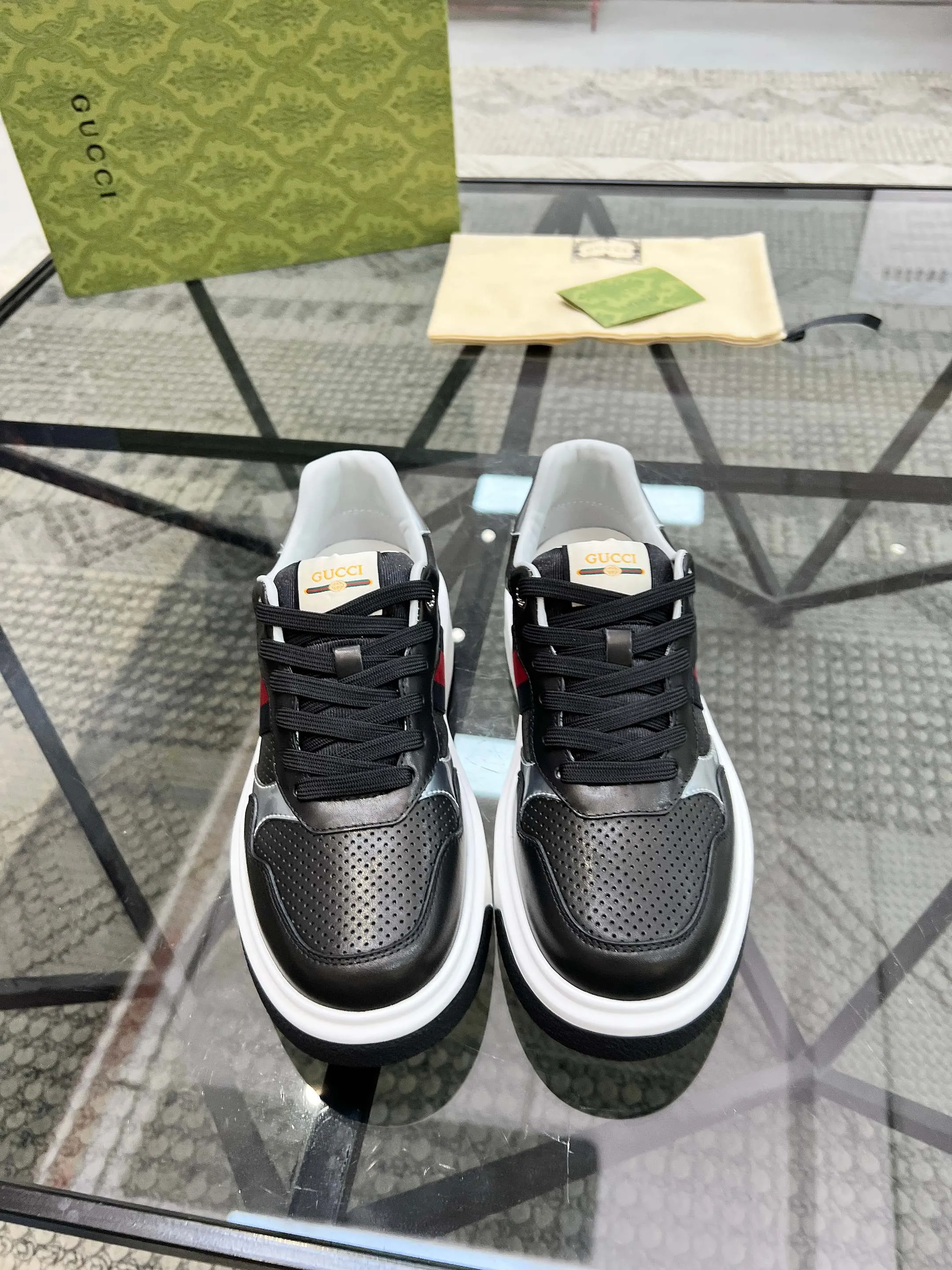 P440 new men's shoes GUCCI [Lightning] latest shoes are shipped. Original quality, fashionable, special materials, sheepskin lining, new packaging. The foot feels super comfortable and the workmanship is impeccable. Size: 38-45